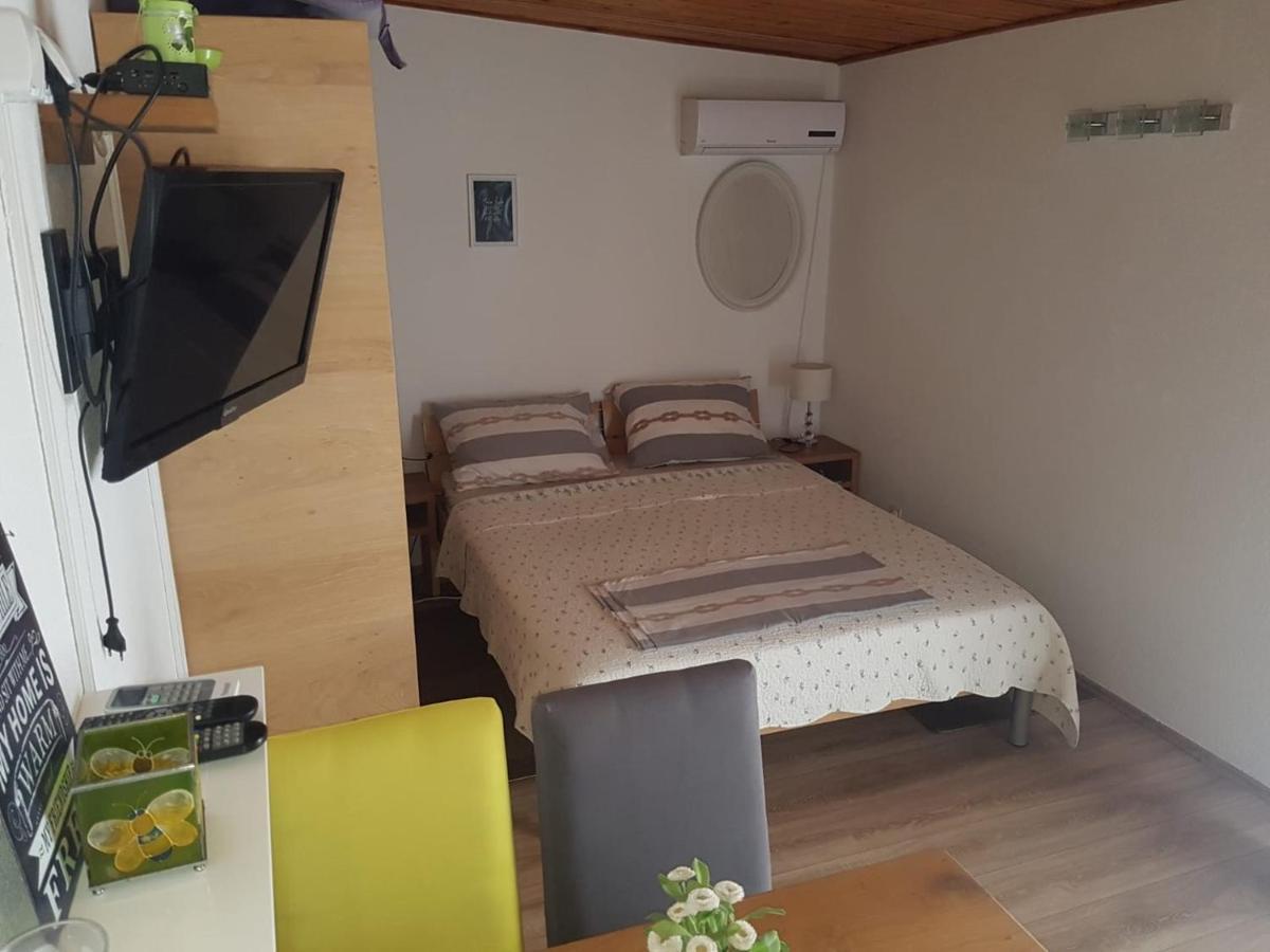Apartments Carev 1293 Езера Экстерьер фото